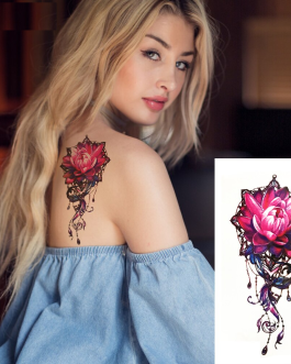 Damski tatuaż z różyczką kwiaty
