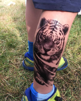 Tatuaż z tygrysem na udo rękę czarno biały