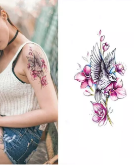Damski tatuaż z ptakiem kolibrem kwiatki