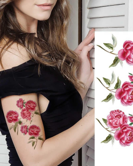Tatuaż z małymi kwiatkami kolorowe różyczki
