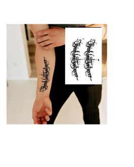 Tatuaż z napisem Think less feel more symboliczny
