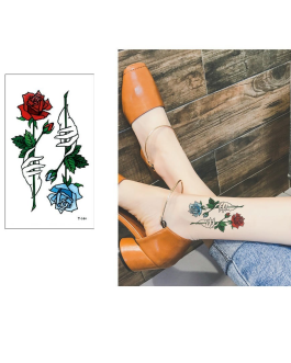 Minimalistyczny tatuaż z różyczką damski
