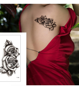Mały tatuaż z różami czarno białe na nadgarstek