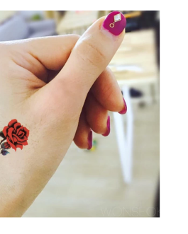 Mały tatuaż z różami delikatne kolorowe
