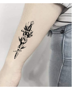 Mały tatuaż z mieczami symbol walki i odwagi