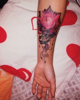 Damski tatuaż z różyczką kwiaty