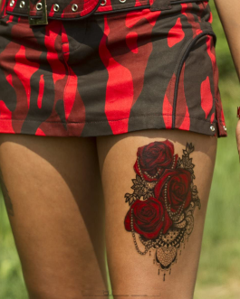 Tatuaż z czerwoną różą na udo