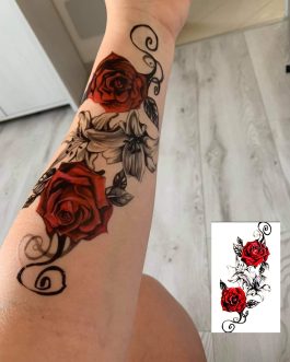 Damski tatuaż z czerwoną różą subtelny