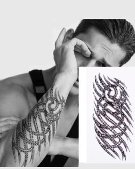 Tatuaż biomechanika męski na ramie łańcuchy