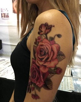 Damski tatuaż z różami na rękę czarnobiały
