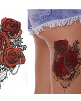 Tatuaż z czerwoną różą na udo