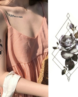 Tatuaż z delikatną niebieską różą kobiecy geometryczny