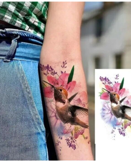 Damski tatuaż z ptakiem koliber kolorowy
