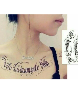 Tatuaż z napisem po łacinie