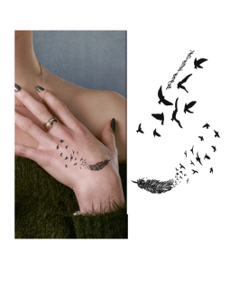 Mały tatuaż z piórkiem odlatujące ptaki
