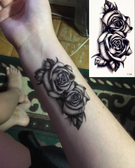 Mały tatuaż z różami czarno białe na nadgarstek
