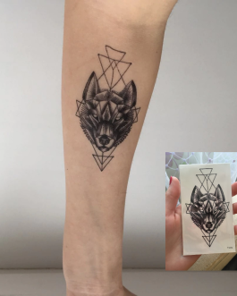 Tatuaż z wilkiem na nadgarstek szyję